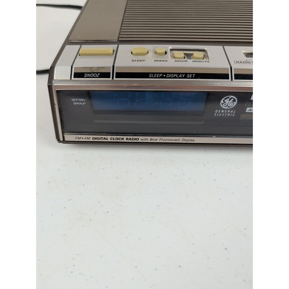 General Electric Silver & Woodgrain Blue Display Alarm Clock Radio Model#7-4646A - Picture 3 of 7